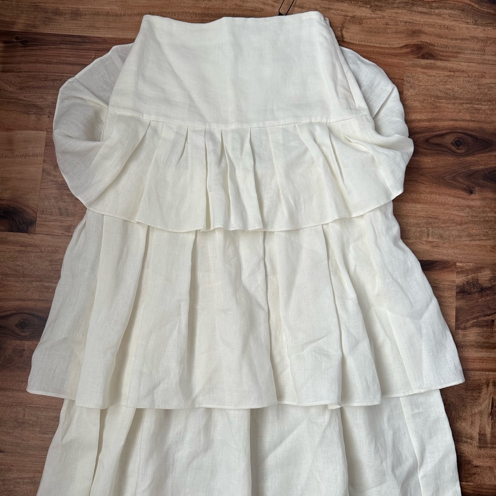 Bar and new with tags Theory linen ruffle tiered skirt. Size 0